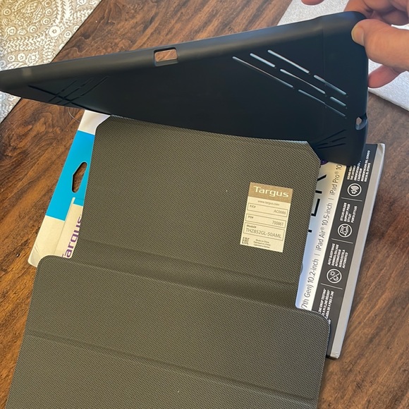 Targus Pro-Tek Tablet Case for iPad (7/8th) 10.2-inch, iPad Air 10.5-inch - Picture 5 of 6